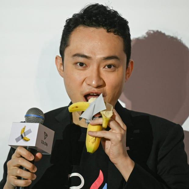 亿万富翁花了620万美元买了一根用胶带缠起来的香蕉。他接下来会买个黄金马桶吗